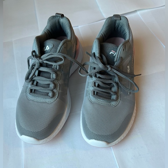 BRAND NEW Size 8 Women’s Fila sneakers/shoes - Picture 2 of 3